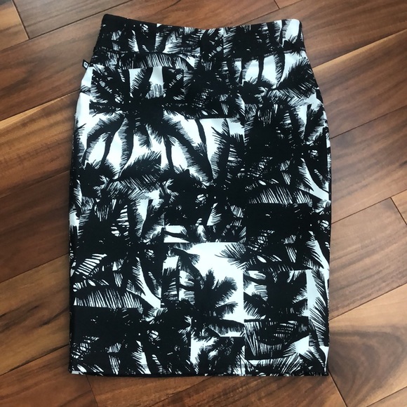 FABLETICS NEW BLACK&WHITE PALM TREE PENCIL SKIRT - Picture 9 of 9